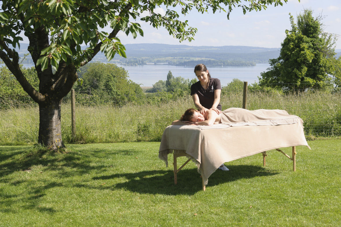 Massage im Garten - © Hotel Gasthaus Hirschen Horn